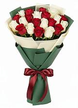 Букет Микс из красных и белых роз в Пикалёво