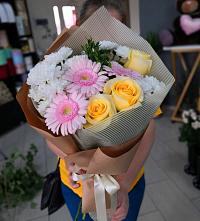 Букет цветов из:  Герберы, Розы и Хризантемы в Пикалёво