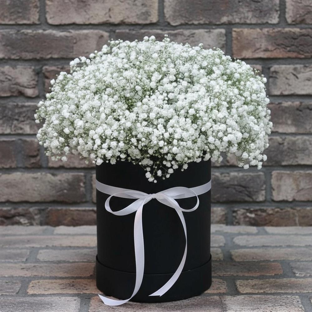 Цветочная композиция из Гипсофила в шляпной коробке в Пикалёво