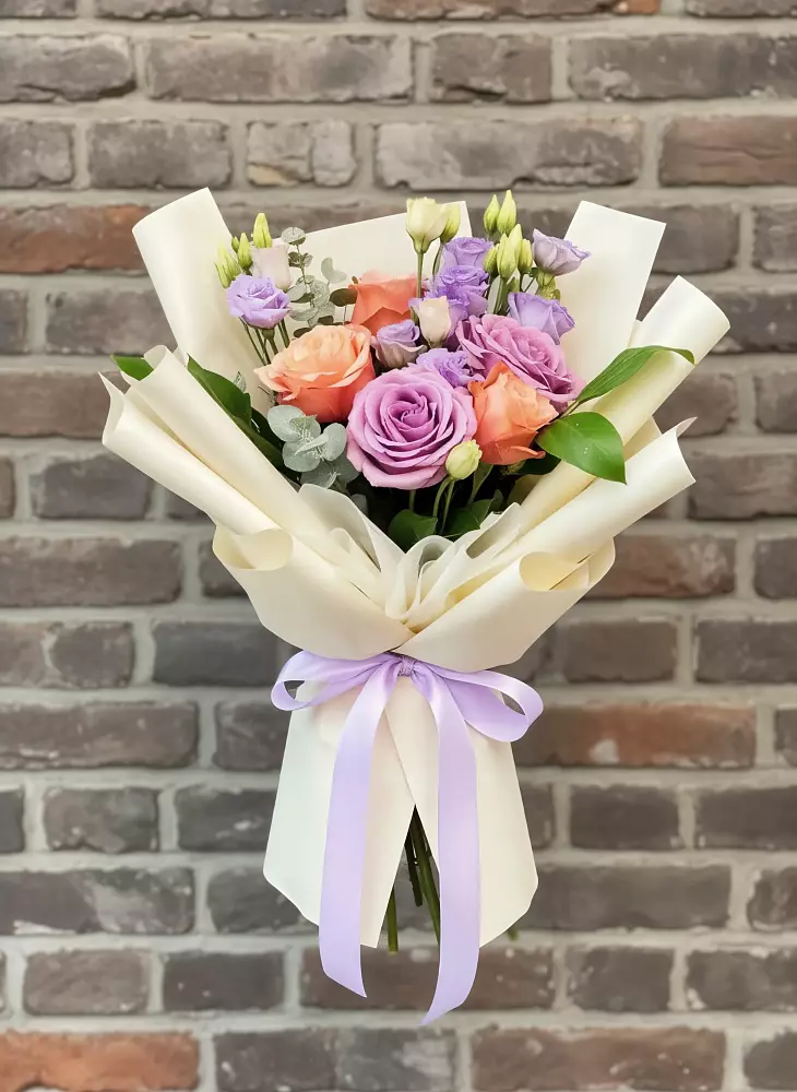 Букет цветов из: Лизиантусы и Розы в Пикалёво