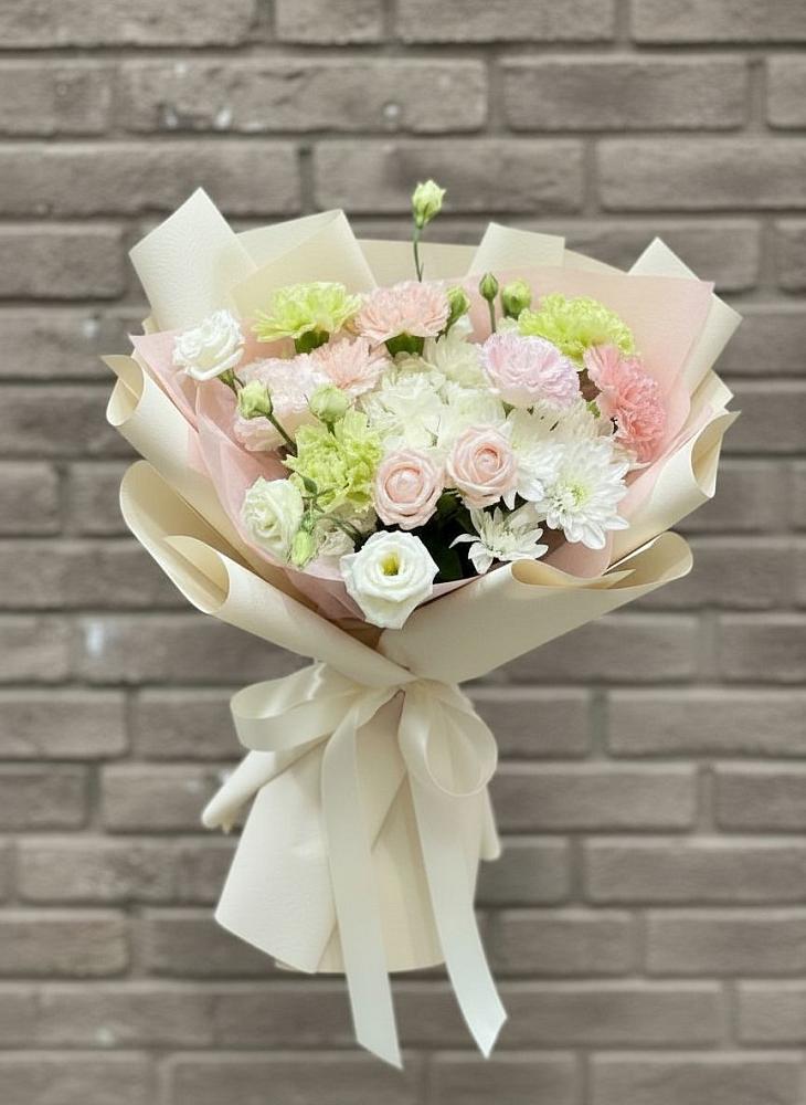 Букет цветов из: Гвоздики, Розы, Лизиантусы и Хризантемы в Пикалёво