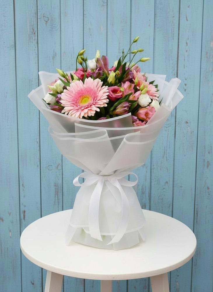 Букет цветов из: Герберы, Альстромерии и Лизиантусы в Пикалёво