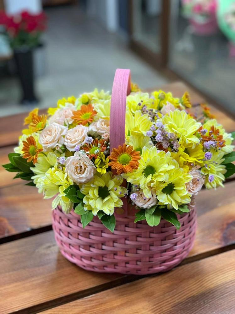 Цветочная композиция из Хризантемы и Розы в корзине в Пикалёво