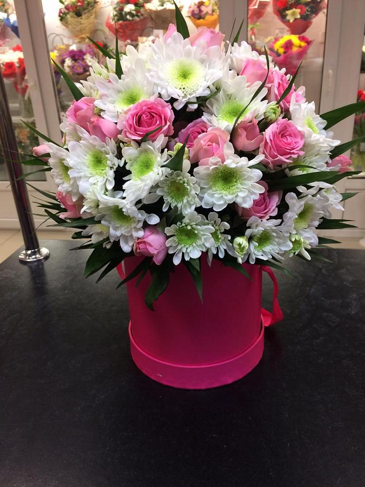 Цветочная композиция из Розы и Хризантемы в шляпной коробке в Пикалёво