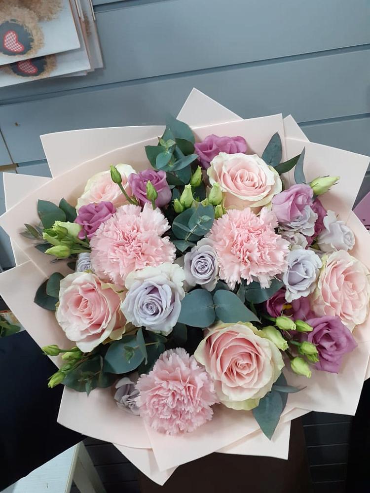 Букет цветов из: Розы, Гвоздики и Лизиантусы в Пикалёво