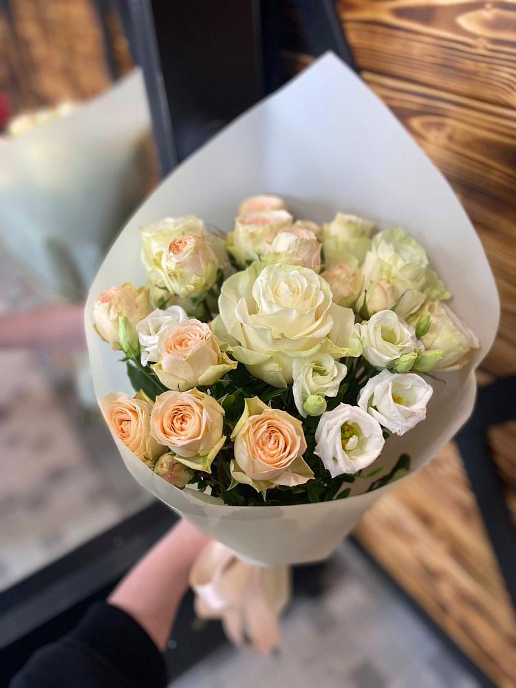 Букет цветов из: Розы и Лизиантусы в Пикалёво